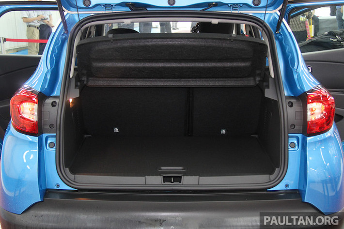 So với mẫu xe "anh em" Clio, Captur có không gian để chân ở hàng ghế sau rộng hơn 75 mm và cao hơn 100 mm. Hàng ghế này cũng có khả năng gập 60:40 để nâng không gian để đồ từ 277 lên thành 455 lít.