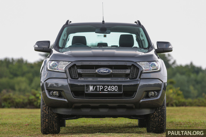 Được bán với 2 màu sắc là xám Meteor Gray và bạc ánh kim Aluminum Metallic, Ranger FX4 có một số thay đổi ngoại thất được thừa hưởng từ phiên bản Ranger Wildtrak cao cấp nhất, bao gồm lưới tản nhiệt màu đen và giá buộc đồ trên nóc xe.