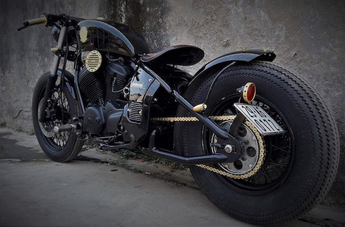 Cùng với yên solo, dè sau cắt gọn và cặp lốp vân Firestone vintage đậm chất cổ điển, chiếc Steed 400 độ độc đã hoàn toàn "lột xác" thành một mẫu bobber đầy "chất chơi" và cực "ngầu".