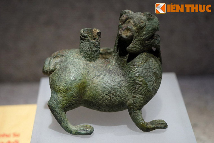 Đèn hình tích tà bằng đồng, thế kỷ 1 - 3. Tích tà là linh vật huyền thoại có nguồn gốc Á Đông, hình thức giống như sư tử có cánh. Đây là linh vật trấn giữ mang ý nghĩa biểu tượng trừ tà, xua đuổi điều xấu, mang lại tốt lành.