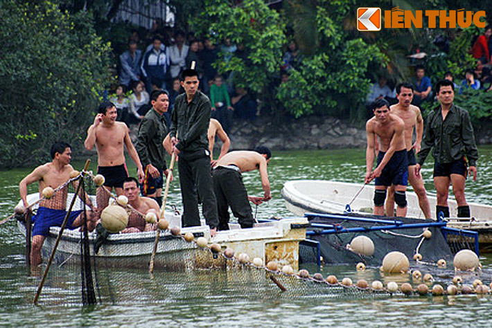 Đó là việc các chiến sĩ đặc công tiến hành vây bắt cụ Rùa hồ Gươm để phục vụ cho việc chăm sóc y tế sinh vật đặc biệt quý hiếm này.