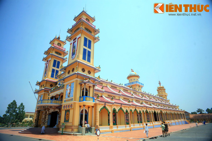 Tòa thánh Tây Ninh (Thị trấn Hòa Thành, Tây Ninh) là một công trình lịch sử nổi tiếng của khu vực Nam Bộ.