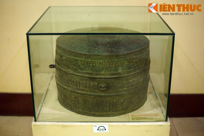 Bảo tàng Lịch sử Quốc gia ở Việt Nam đang gìn giữ một hiện vật lịch sử đặc biệt của triều đại Tây Sơn. Đó là trống đồng Cảnh Thịnh được đúc năm 1800 dưới triều vua Cảnh Thịnh (Nguyễn Quang Toản, con trai hoàng đế Quang Trung - Nguyễn Huệ).