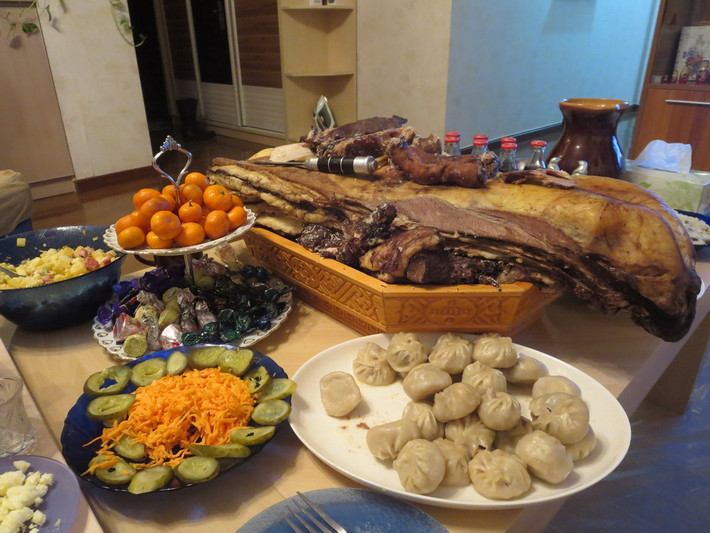 Món ăn truyền thống trong Tết Tsagaan Sar là các sản phẩm làm từ sữa, bánh buuz (giống như bánh bao), thịt cừu, thịt bò, sữa dê, cơm ăn cùng với sữa đông; hay cơm ăn chung với nho khô, thịt cừu nướng, thịt ngựa, bánh buuz, sữa ngựa lên men hoặc rượu vodka trộn sữa.