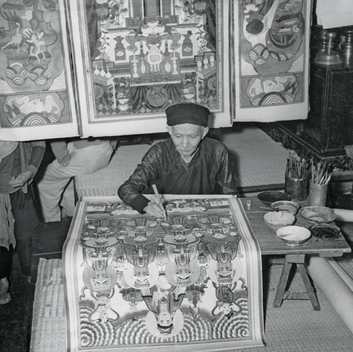 Nghệ nhân tranh Hàng Trống tô màu lên bức tranh "Tứ Phủ", Hà Nội năm 1953.