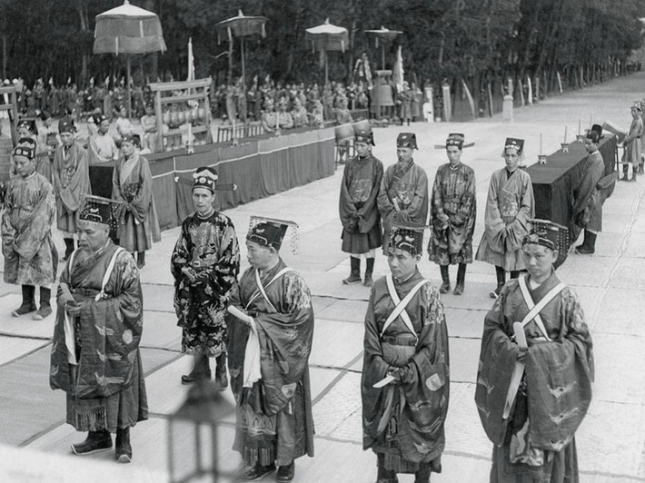 Các quan bồi tự, trợ tế trong lễ tế đàn Nam Giao ở Huế năm 1939.
