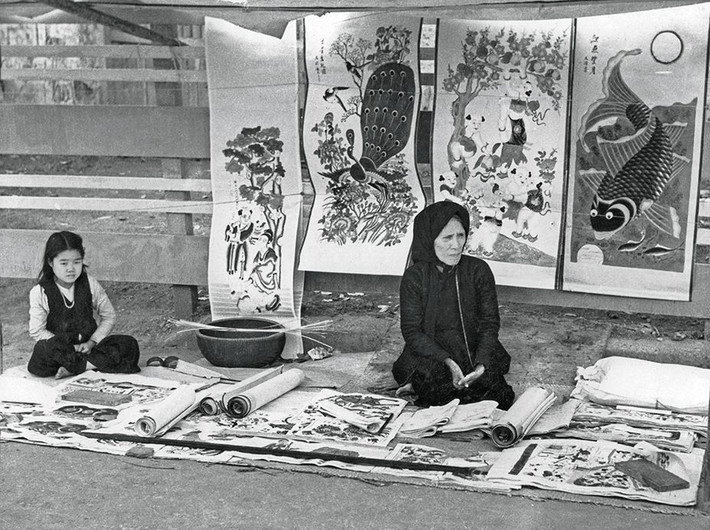 Bà cụ bán tranh Hàng Trống tại Hà Nội năm 1951.