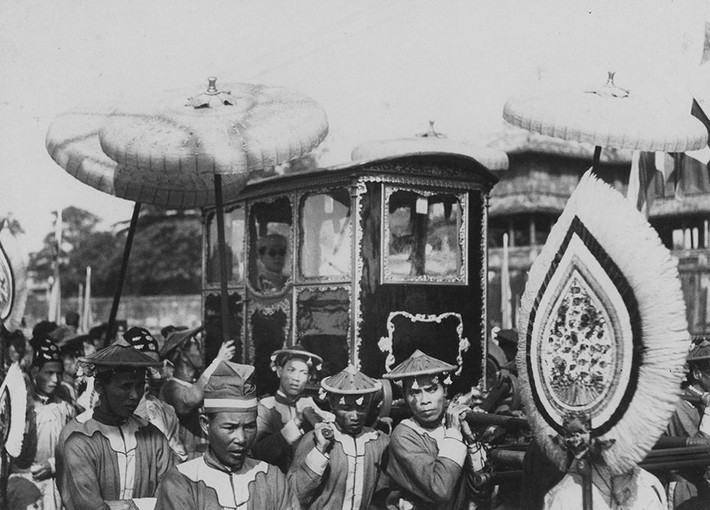 Vua Bảo Đại rời Hoàng cung ở Huế năm 1936.