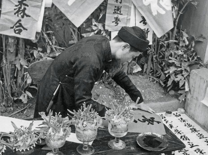 Ông đồ viết câu đối Tết, 1955.