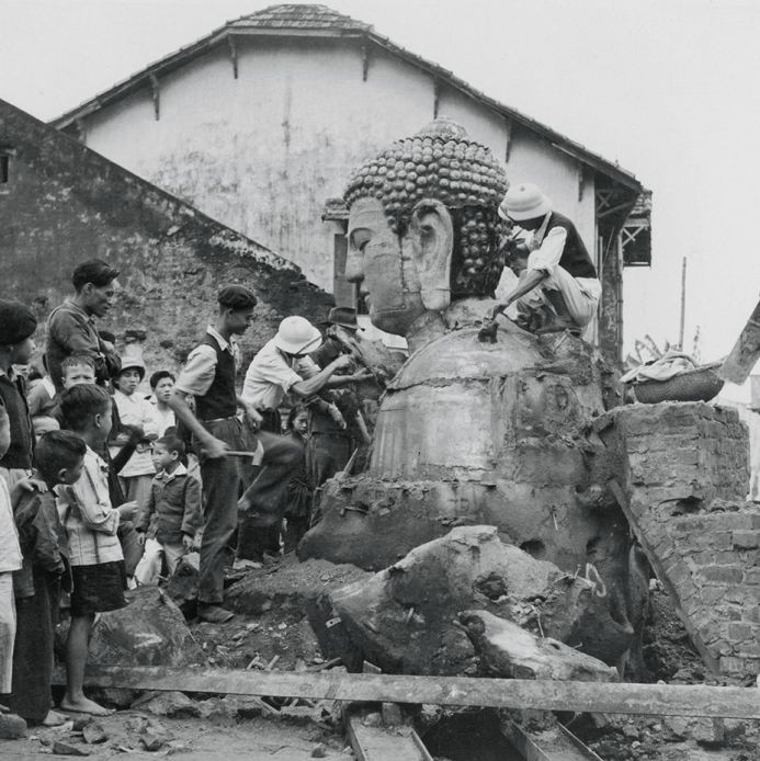 Đúc tượng Phật ở làng Ngũ Xã, Hà Nội năm 1952.