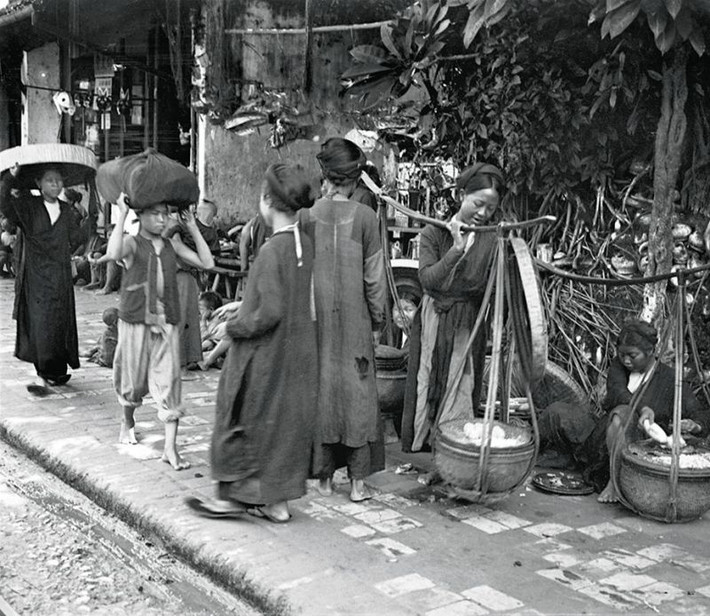 Trên một con phố thương mại tại Hà Nội khoảng năm 1922.