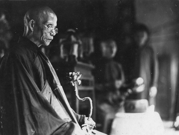 Nhà sư tụng kinh tại chùa Hồng Phúc, Hà Nội năm 1936.