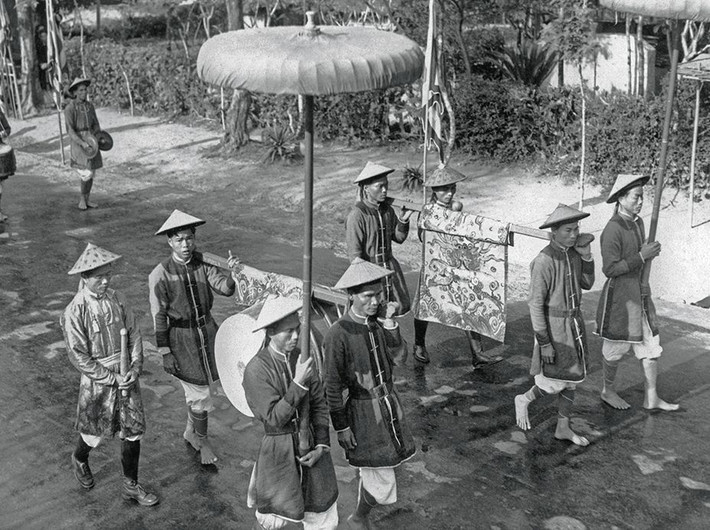 Những người khiêng chiêng, trống và cờ tại đàn Nam Giao năm 1939.
