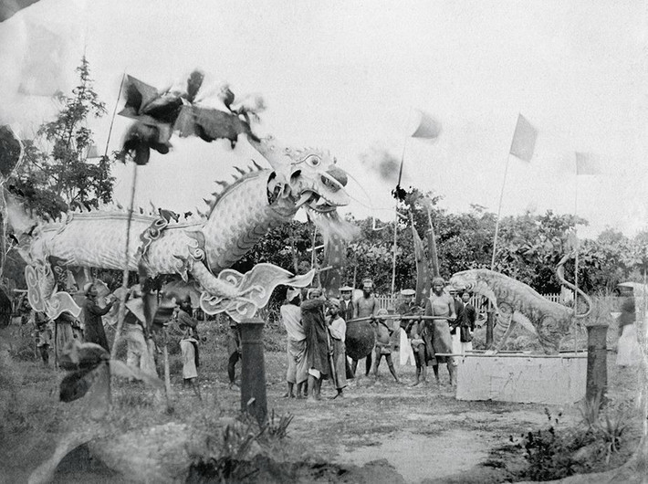 Nghi thức Long hổ song đấu tại Quy Nhơn năm 1887. Hình ảnh được giới thiệu trong một triển lãm ảnh về Việt Nam thời thuộc địa và thập niên 1950 tại Bảo tàng Cernuschi của Pháp năm 2014, trang Francetvinfo.fr đăng tải lại.