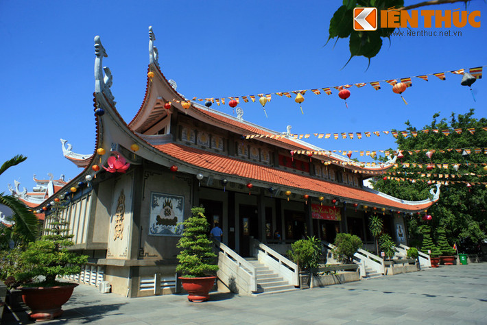 Nằm tại số 339 Nam Kỳ Khởi Nghĩa, thuộc phường 7, quận 3, TP HCM, chùa Vĩnh Nghiêm được hai Hòa thượng đến từ miền Bắc là Thích Tâm Giác và Thích Thanh Kiểm cho xây dựng từ năm 1964 - 1971 theo nguyên mẫu thiết kế từ một ngôi chùa gỗ cùng tên có từ thời Lý, vốn là trung tâm truyền bá Phật giáo của Thiền phái Trúc Lâm ở Bắc Giang. Ngày nay, Vĩnh Nghiêm là ngôi chùa rất nổi tiếng, thu hút hàng vạn người ghé thăm vào dịp Tết Nguyên đán ở Sài Gòn.