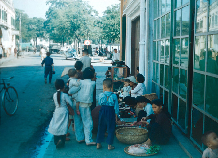 Các quầy hàng tại một ngã ba đông đúc.