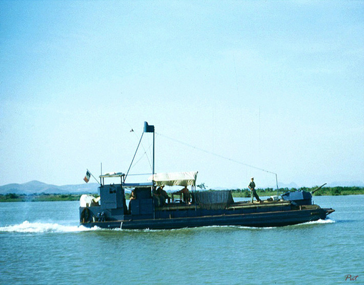 Tàu tuần tra của quân Pháp.