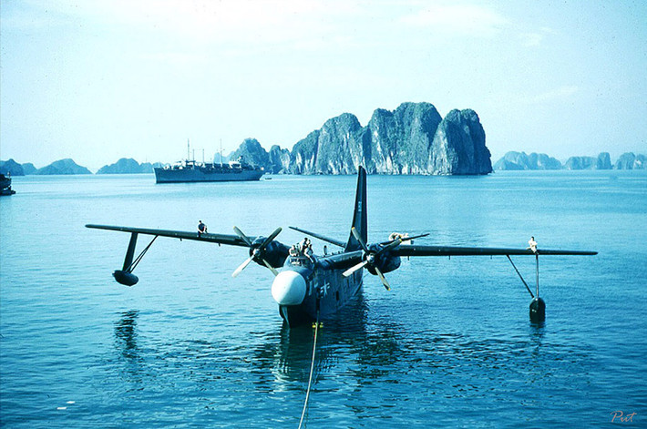 Thủy phi cơ Martin P5M Marlin của Mỹ nạp nhiên liệu trên biển Cát Bà.