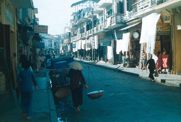 Phố Commerce (Thương Mại) ở Hải Phòng năm 1954, nay là phố Lý Thường Kiệt. Hình ảnh do David Putnam, một nhân viên quân sự Mỹ thực hiện trong thời gian tàu USS Tolovana AO-64 của Mỹ neo đậu ngoài khơi Hải Phòng để hỗ trợ Pháp tiến hành cuộc di dân vào miền Nam Việt Nam trước khi Việt Minh tiếp quản thành phố.