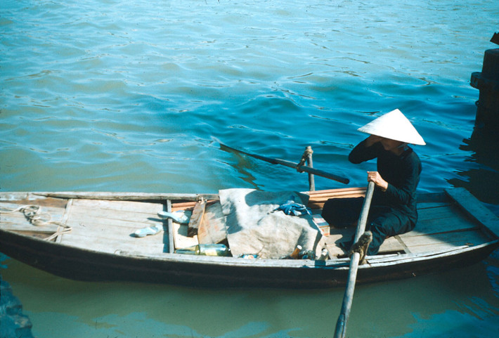 Người phụ nữ trên chiếc thuyền nan.