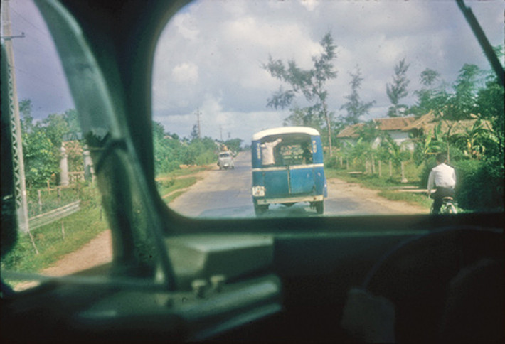 Trên đường đến Huế năm 1964. Hình ảnh do tác giả Lonnie M. Long thực hiện.