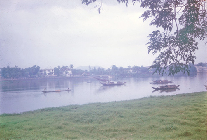 Sông Hương với núi Ngự Bình ở phía xa.
