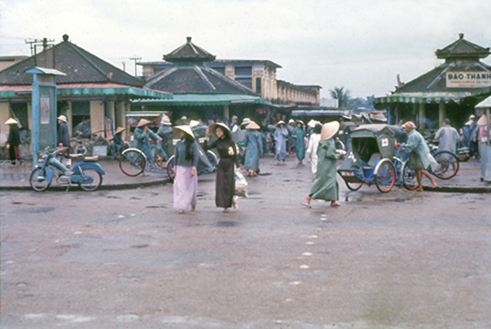 Một góc nhìn khác về chợ Đông Ba.