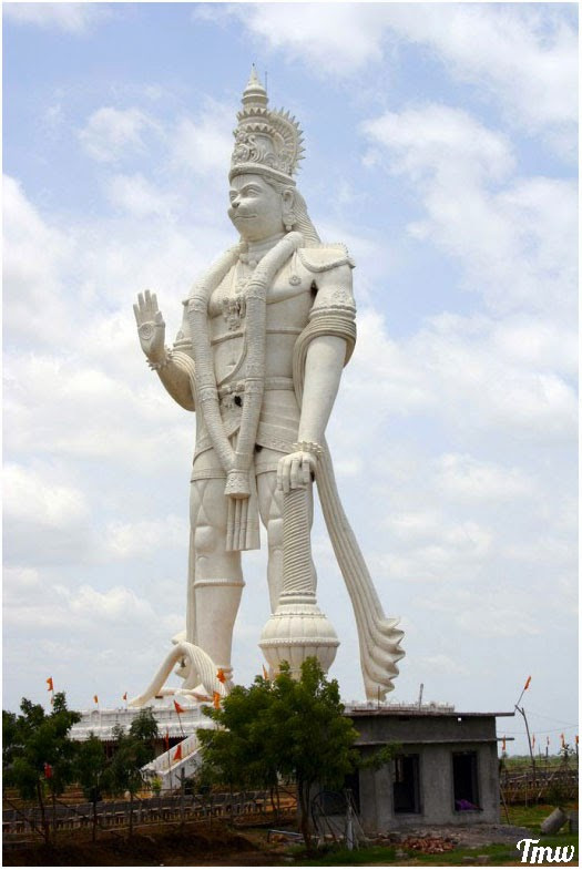 Ngày thứ ba hàng tuần là ngày vía của Hanuman, và hàng triệu tín đồ Ấn giáo đều dâng lễ cầu nguyện thần khỉ phù hộ cho họ được khỏe mạnh, sung túc.