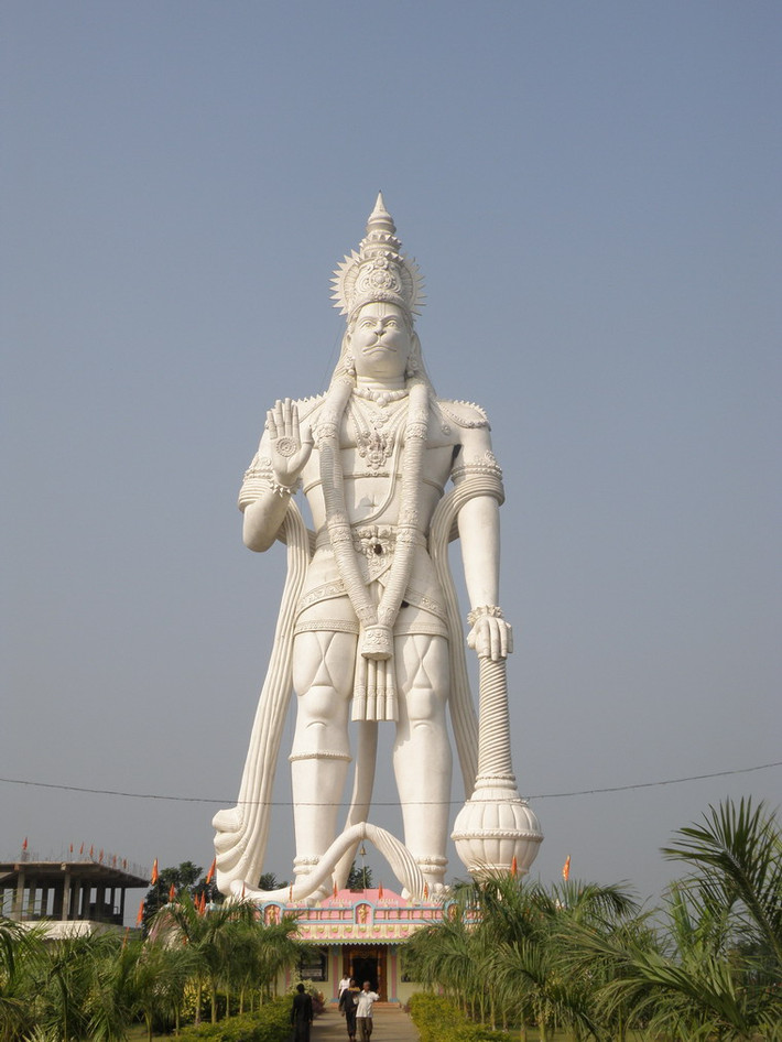 Bức tượng có tên đầy đủ là Veera Abhaya Anjaneya Hanuman Swami, được khánh thành năm 2003.