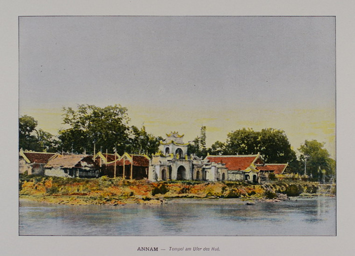 Chùa bên sông Hương, Huế.