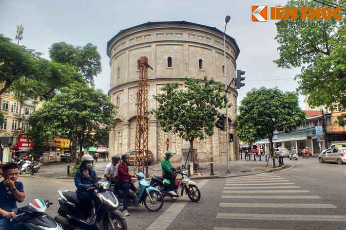 Về bối cảnh xây dựng tháp nước Hàng Đậu, vào cuối thế kỷ 19, nhu cầu về nước sạch ở Hà Nội là rất cấp thiết khi thành phố đã trải qua mấy trận dịch nặng nề đến nỗi người đại diện cho nước Pháp đứng đầu ở Đông Dương là ông Tổng trú sứ Paul Bert cũng lâm bệnh mà chết.