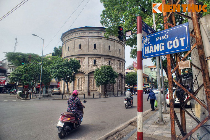 Người Pháp gọi tháp nước Hàng Đậu là Đài Đầu, vì tòa tháp ở ngay đầu thành phố. Trong khi đó người dân quen gọi đây là nhà máy nước tròn, hoặc bốt Hàng Đậu vì công trình này rất giống một lô cốt lớn.