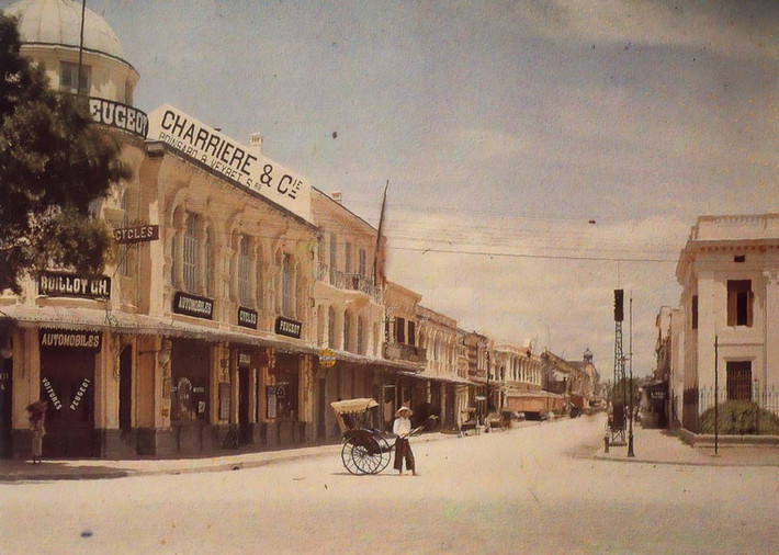 Phố Tràng Tiền ở Hà Nội vào năm 1914 – 1915. một hình ảnh trong loạt ảnh màu về Việt Nam xưa của Albert Kahn.