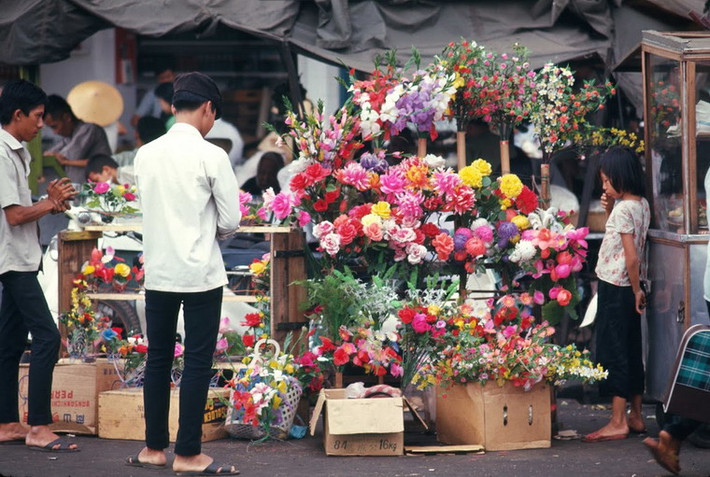 Một cửa hàng bán hoa giấy.