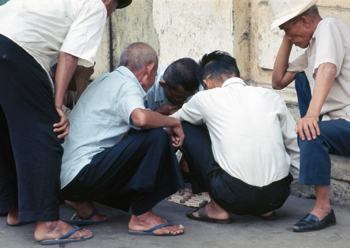 Các bô lão tụ tập chơi cờ trên phố.
