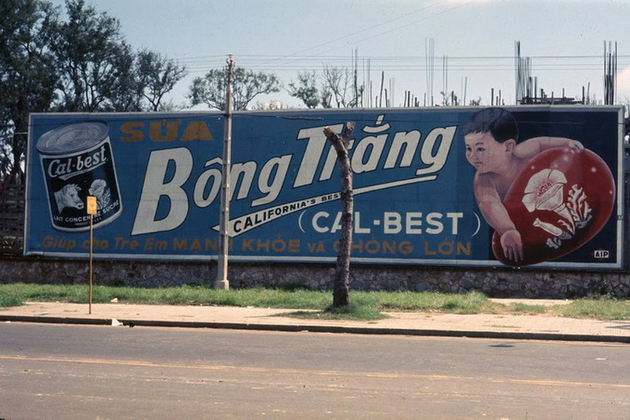 Biển quảng cáo của hãng sữa Cal-Best, đối diện với Đại sứ quán Mỹ.