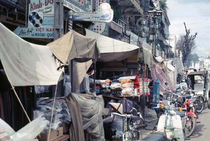 Một góc vỉa hè bề bộn ở đại lộ Lê Lợi, Sài Gòn năm 1968 - 1969.