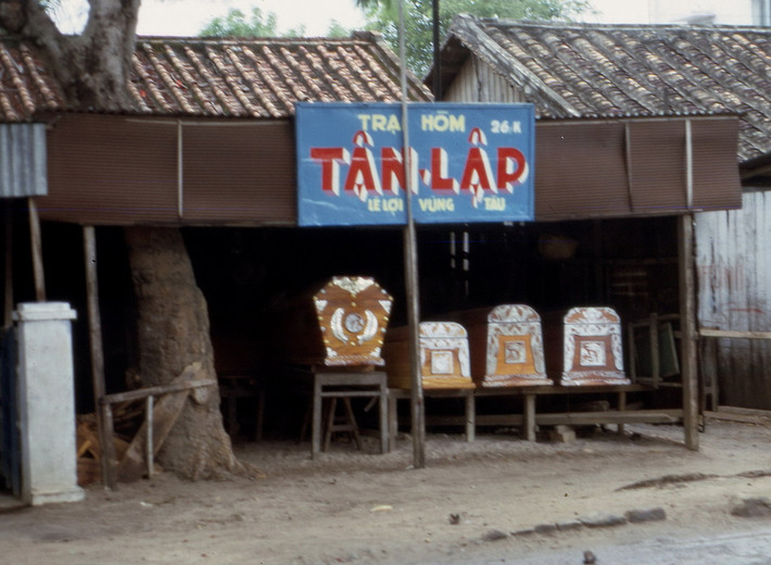 Cơ sở trại hòm trên đường Lê Lợi.
