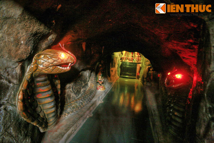 Nhưng từ khi bà đến tu, đôi mãng xà không còn hung tợn nữa, mà thường đến nằm im lắng nghe kinh kệ.