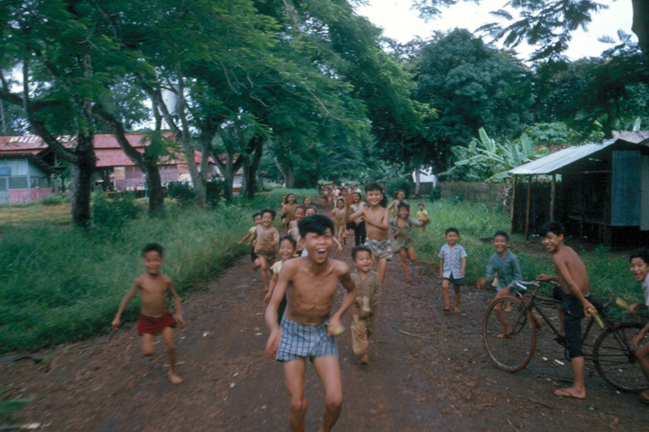 Trẻ em trong ấp.