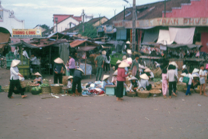 Chợ Thủ Đức, ngoại ô Sài Gòn năm 1965.