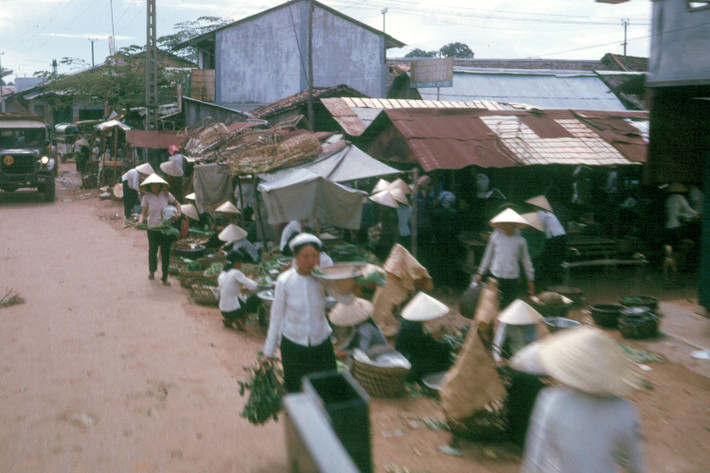 Một khu chợ ở ngoại ô Sài Gòn.