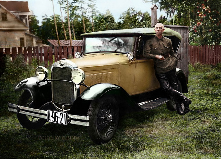 Chàng trai bên chiếc xe Ford-A sản xuất ở Liên Xô, năm 1930. Hình ảnh nằm trong loạt ảnh nước Nga ngày xưa được một nghệ sĩ đồ họa người Nga tô màu từ những bức ảnh đen trắng.
