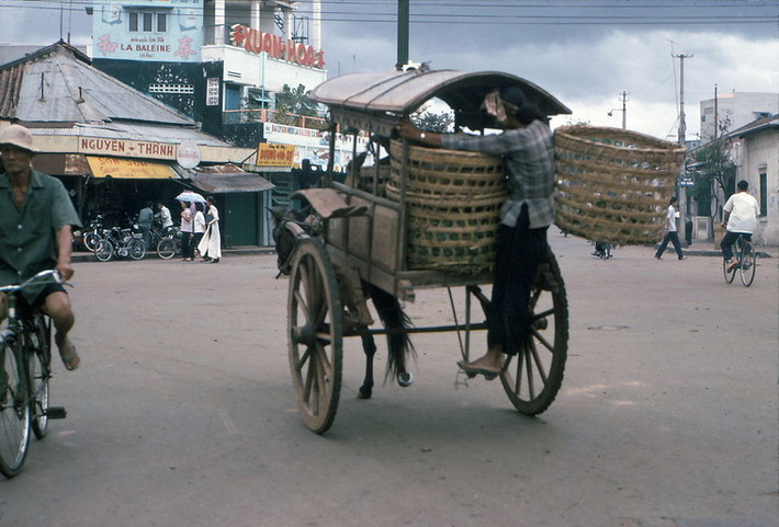 Người nông dân chở hàng hóa vào Chợ Lớn, ngã tư Hậu Giang - Phạm Đình Hổ.