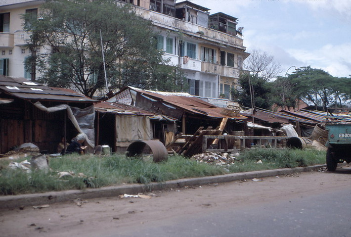 Khu nhà tạm gần chung cư An Đông, đại lộ Hùng Vương, Sài Gòn năm 1966.