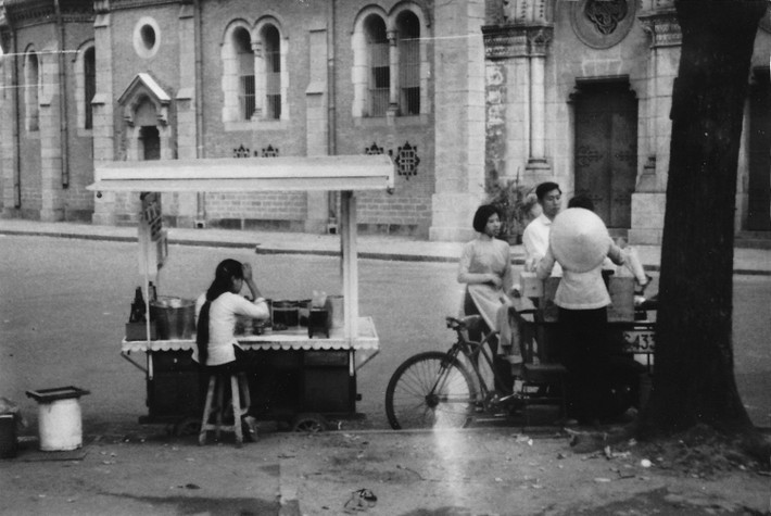 Các quầy ăn vặt bên hông nhà thờ.
