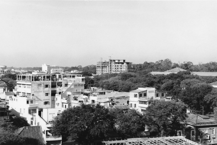 Quang cảnh Sài Gòn nhìn từ sân thượng khách sạn Rex, ở giữa là khách sạn Embassy.