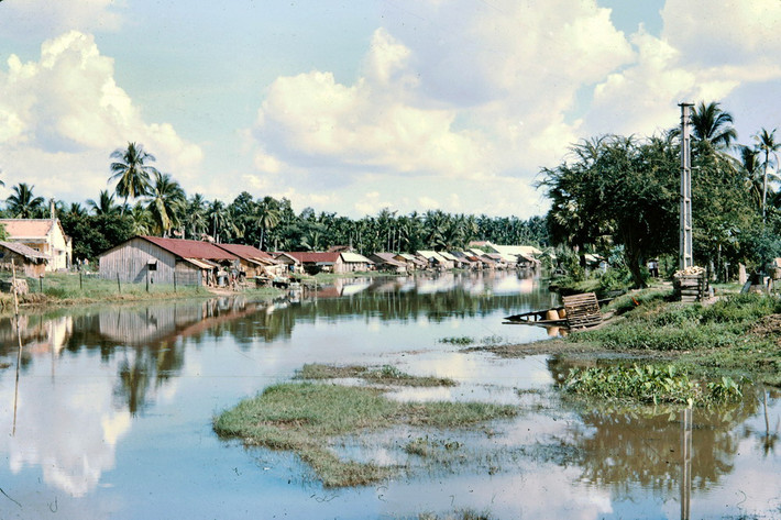 Làng xóm ven sông ở Tây Ninh năm 1965.