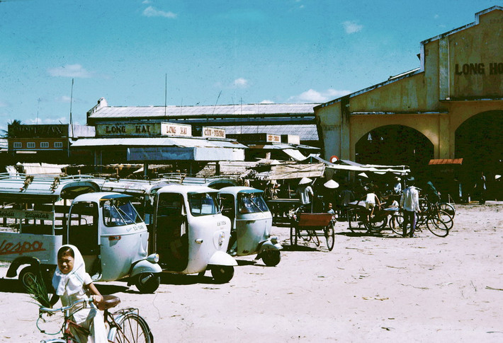 Bến xe lôi cạnh chợ Long Hoa.