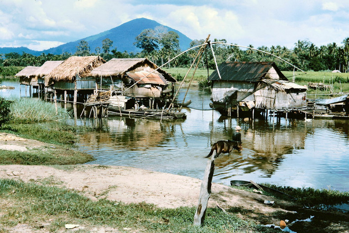 Núi Bà Đen - ngọn núi cao nhất Nam Bộ hiện lên ở chân trời.